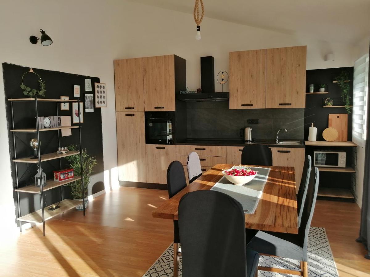 Apartment Near The Sea-Self Check-In Podstrana Kültér fotó